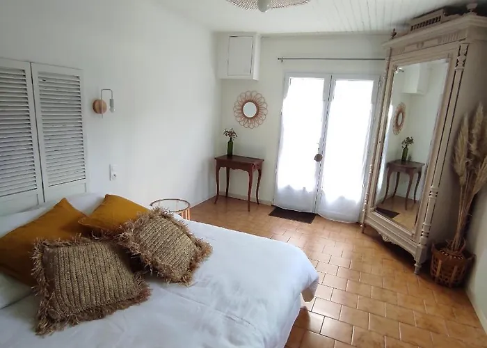 Les Jardins De Bed & Breakfast 3*